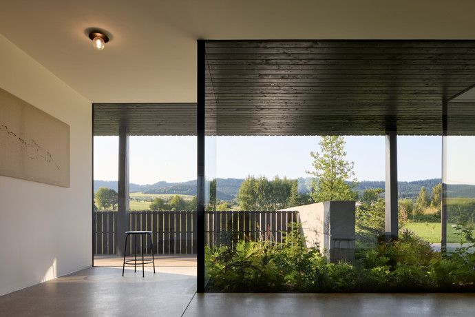 Atmosféru doplňují tři autorské zásahy. Sochařsko-architektonické schodiště Maxima Velčovského, cyklus obrazů Lukáše Musila a skleněná svítidla studia DECHEM, která přináší jemnou hru světla.
