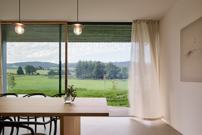 Do bočních stran domu byly zapuštěné balkony, aby umožnily přímý vstup ven z jednotlivých kanceláří, na jižní straně přechází v terasu a navazující zahradu. Mají také funkci stínící, kdy v létě chrání interiér před přehříváním a v zimě propouští nízké slunce.
