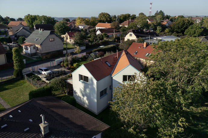 Tahle novostavba nabízí moderní pohodlí, ale zároveň ctí historii a charakter Klokočné.
