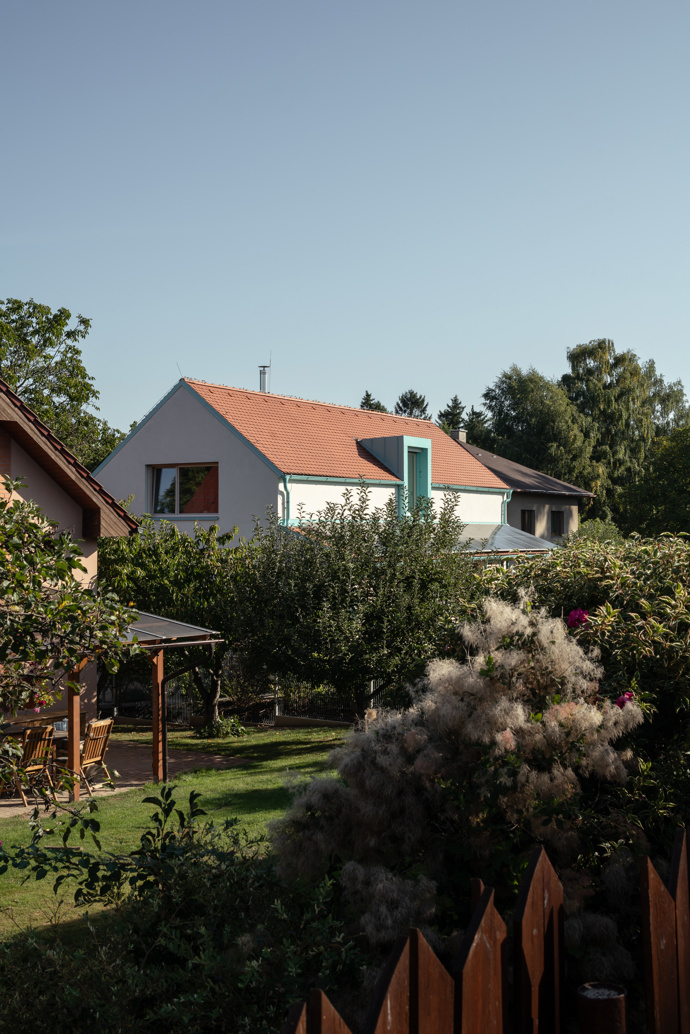 Z ulice působí nenápadně. Sedlová střecha, úzký půdorys a kompaktní hmota odkazují na místní architekturu. 
