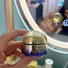 Liftingový oční krém Vital Perfection Uplifting & Firming Advanced Eye Cream, Shiseido, 2332 Kč
