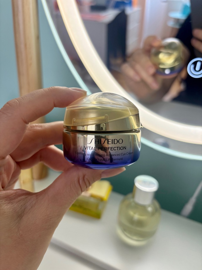Liftingový oční krém Vital Perfection Uplifting & Firming Advanced Eye Cream, Shiseido, 2332 Kč
Liftingový oční krém Vital Perfection Uplifting & Firming Advanced Eye Cream, Shiseido, 2332 Kč