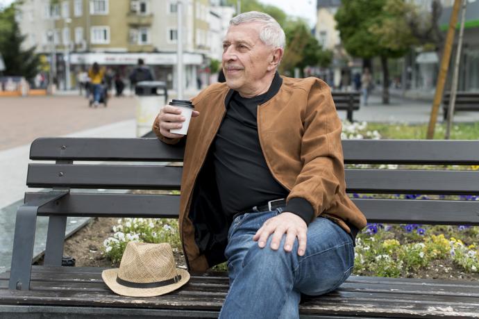S manželem to tak měli oba, alespoň si to sama myslela. Měli rodinu, pečovali o ni, měli přátele, s nimiž se pravidelně setkávali. Paní Martě nic nechybělo a roky to vypadalo, že ani její manžel nestrádá. Jenže pak se začal měnit.
