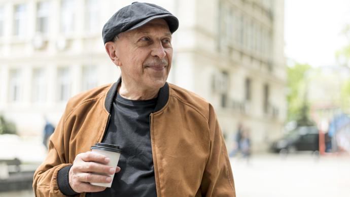 Přišel domů s melírem na hlavě. Pruhované vlasy. Paní Marta měla pocit, že je u ní doma úplně někdo jiný. Rozesmála se, protože to opravdu vypadalo vtipně. Urazil se. A od té doby neustále přicházel s novinkami.
