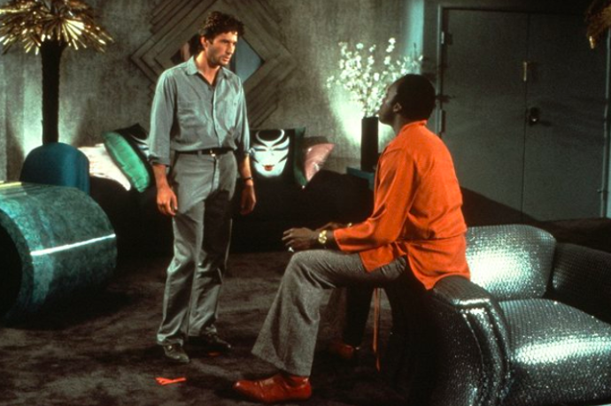 Ve filmu Americký gigolo oblékal Armaniho modely mladý Richard Gere
Ve filmu Americký gigolo oblékal Armaniho modely mladý Richard Gere