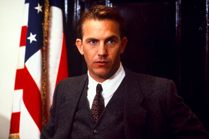 Kevin Costner v obleku od Armaniho ve filmu Neúplatní
Kevin Costner v obleku od Armaniho ve filmu Neúplatní