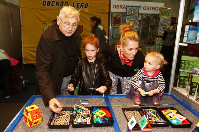 Jiří, dcera Anička, Olga a malá Evička
Jiří, dcera Anička, Olga a malá Evička