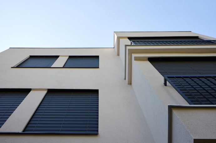 Typické mléčné sklo copilit, zachované na fasádě, přenesly architektky Kateřina Průchová a Petra Ciencialová dovnitř. Nyní funguje jako jednotící prvek mezi původním a novým a během dne i večer rozptyluje měkké světlo.
