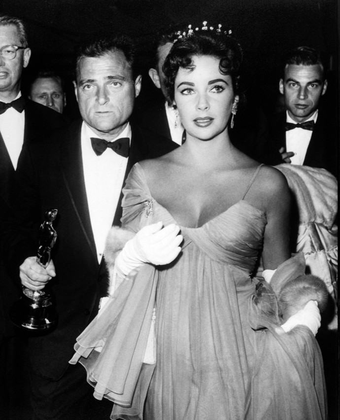 Elizabeth Taylor na Oscarech v roce 1957.
Elizabeth Taylor na Oscarech v roce 1957.
