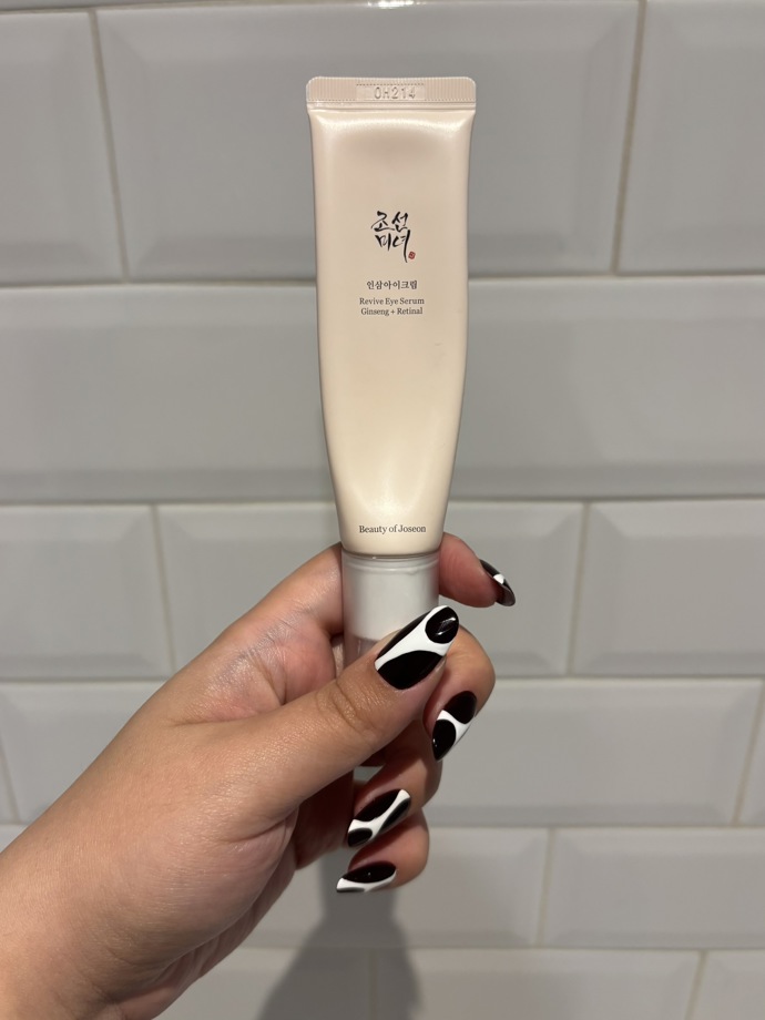 Sérum proti stárnutí pro pleť kolem očí Revive Eye Serum Ginseng + Retinal, Beauty of Joseon, 299 Kč
Sérum proti stárnutí pro pleť kolem očí Revive Eye Serum Ginseng + Retinal, Beauty of Joseon, 299 Kč