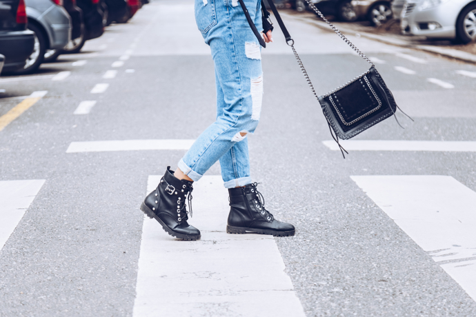 Biker boots můžete jednoduše sladit s koženou kabelkou, kterou zdobí stříbrné cvočky nebo boho chic třásně. 
