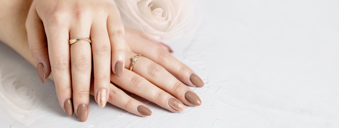 Toffee nails jsou velice elegantní a šik, a dokonale se tak hodí k ženám zralého věku. 
