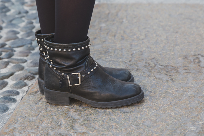 Biker boots jsou hitem letošního podzimu a to v oblasti všech věkových kategorií. Každému outfitu dodají špetku rebelie i extravagance a každé ženě mladistvý šmrnc. 
