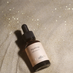 Sérum Hyalogy C20 Essence – vitaminová bomba nové generace (30 ml, cena: 4550 Kč)

Špičková japonská dermokosmetika Forlle’d přichází s revoluční novinkou – Hyalogy C20 Essence, restrukturalizační a rozjasňující sérum s vysokou koncentrací 20% vitaminu C, které nabízí víc než jen běžnou péči o pleť. Tajemství této esence spočívá v promyšleném složení: obsahuje hned čtyři různé formy lipofilního (rozpustného v tuku) vitaminu C, což zajišťuje vysokou stabilitu, efektivní vstřebávání a dlouhodobý účinek.
