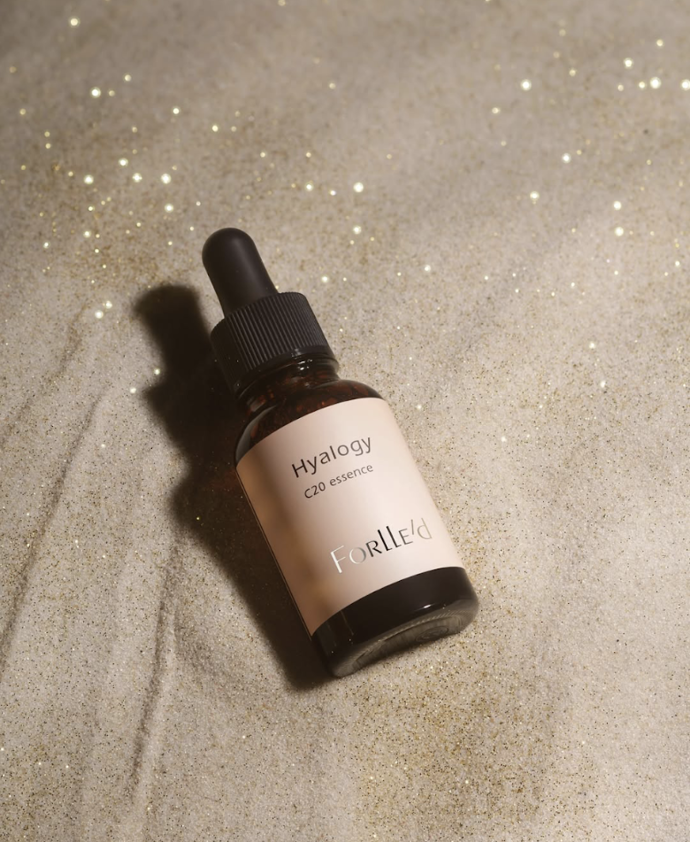Sérum Hyalogy C20 Essence – vitaminová bomba nové generace (30 ml, cena: 4550 Kč)

Špičková japonská dermokosmetika Forlle’d přichází s revoluční novinkou – Hyalogy C20 Essence, restrukturalizační a rozjasňující sérum s vysokou koncentrací 20% vitaminu C, které nabízí víc než jen běžnou péči o pleť. Tajemství této esence spočívá v promyšleném složení: obsahuje hned čtyři různé formy lipofilního (rozpustného v tuku) vitaminu C, což zajišťuje vysokou stabilitu, efektivní vstřebávání a dlouhodobý účinek.
