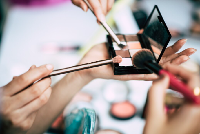 Jemnější textura, větší dávka hydratace a především přirozený vzhled se stávají klíčem k tomu, aby make up nejen vypadal krásně, ale také byl komfortní a prospíval pokožce.

