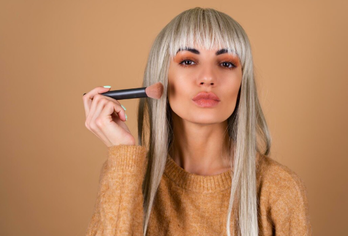 Naopak se klade důraz na zdravý, svěží vzhled, který podtrhuje individualitu každé ženy. Make up by měl spíše sjednocovat tón, než zakrývat každičký detail nebo nedokonalost tváře. Přirozený efekt totiž působí mnohem mladistvěji než těžká vrstva make upu.
