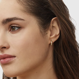 Univerzální náušnice Klenota ze 14k žlutého zlata o průměru necelý 1 cm. Jednoduché kruhy, které se perfektně hodí pro každodenní nošení.

Cena: 12900 Kč
