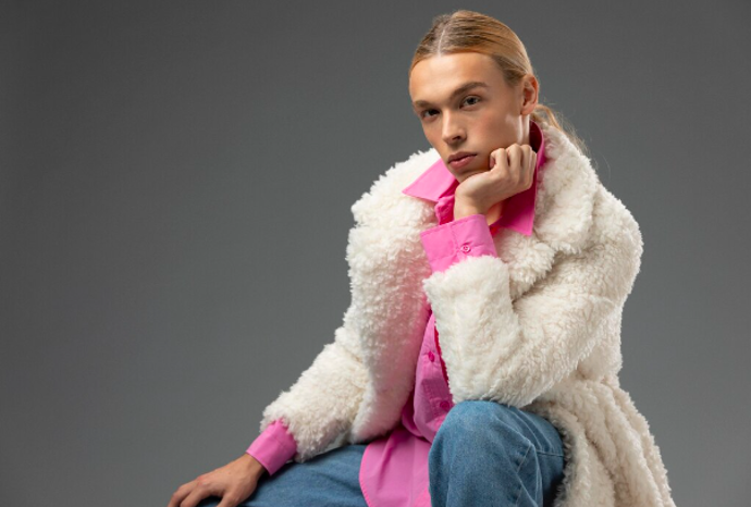 Dnes se na ni spíše díváme jako na něco, co činí outfit zajímavým a nevšedním. 
