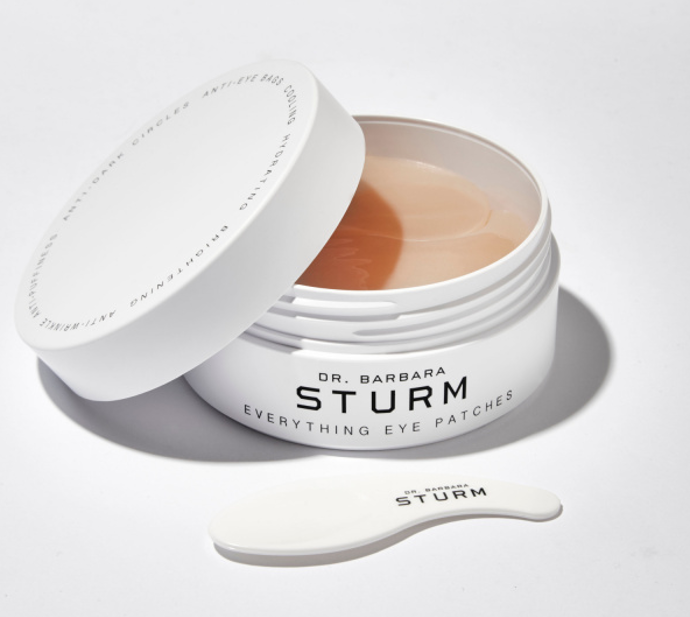 EVERYTHING EYE PATCHES Dr. Barbara Sturm jsou dokonalou inovací pro celé oční okolí a okamžitě hydratují, osvěžují a revitalizují unavené oči a zároveň snižují výskyt tmavých kruhů, otoků, jemných linek a vrásek. 2288 Kč
EVERYTHING EYE PATCHES Dr. Barbara Sturm jsou dokonalou inovací pro celé oční okolí a okamžitě hydratují, osvěžují a revitalizují unavené oči a zároveň snižují výskyt tmavých kruhů, otoků, jemných linek a vrásek. 2288 Kč