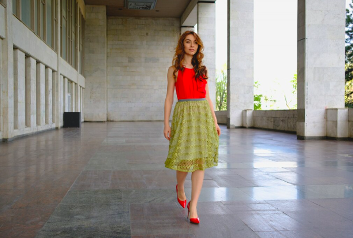 Volná midi sukně je kousek, který dokáže vypadat velice elegantně a ve kterém se každá žena cítí dobře. 
