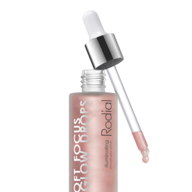 Soft Focus Glow Drops rozjasňující pleťové sérum, Aurio, 1490 Kč

Rozjasňující pleťové sérum. Koncentrovaný přípravek s obsahem antioxidantů o pokožku nejen pečuje, ale současně ihned vylepšuje její vzhled. Dodává intenzivní svěžest, jas a mladistvou krásu. Rozostřuje drobné nedokonalosti a napomáhá vyhlazovat povrch pleti. Perfektní podklad před aplikací make-upu.
