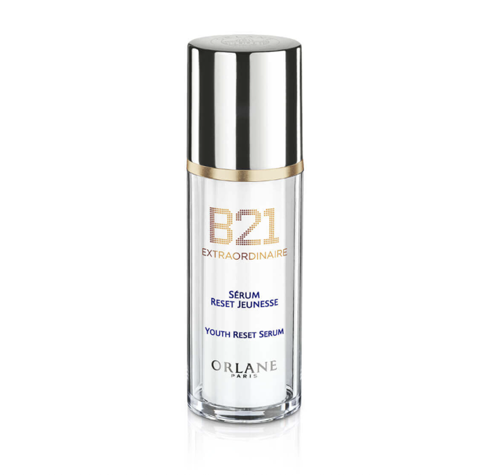 B21 Extraordinaire Sérum, Orlane, 5313 Kč

Produkt znatelně redukuje všechny známky stárnutí: hlubší vrásky a nežádoucí tmavé skvrny viditelně mizí, pleť je zpevněná, hydratovaná, svěží a rozjasněná. Resetováním buněk se zcela odstraní příčiny jejich špatného fungování, a naopak dochází k obnově jejich energie a podstatných funkcí, jako tomu bylo v mládí.
