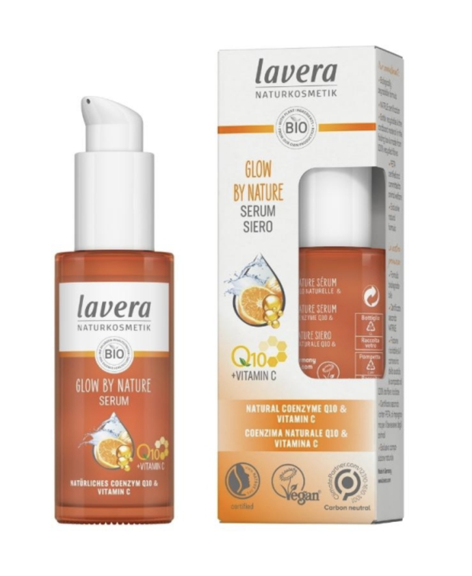 Pleťové sérum Glow by Nature s Q10 a Vit C, Lavera, 619 Kč

Pleťové sérum Glow by Nature jsme obohatili o porci Vitaminu C a Koenzymu Q10. Vitamin C se podílí na tvorbě kolagenu, působí proti zánětům a má antioxidační účinky. Navíc napomáhá k regeneraci pleti po akné a sjednocuje nedokonalosti. Koenzym Q10 zajistí pleti mladistvý vzhled a
brání vzniku vrásek 
