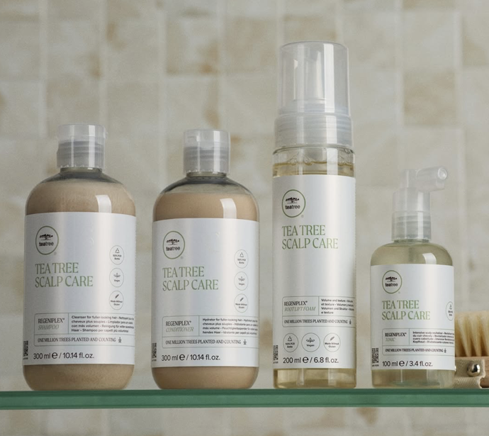 Revoluční řada Scalp Care Paul Mitchell

Tato profesionální péče o pokožku hlavy a vlasy je navržena pro všechny, které trápí prořídlé, jemné vlasy bez objemu. Řada obsahuje exkluzivní bylinný komplex Regeniplex®, který stimuluje růst nových vlasů, redukuje jejich vypadávání a dodává účesu ztracenou plnost. Info o cenách na www.paulmitchell.cz.

„Tea Tree Scalp Care je unisexové řešení pro všechny, kteří mají jemné a řídké vlasy bez objemu. Posilující hrášek a švestka kakadu zpevňují prameny a dodávají plnost a objem. Kurkuma napomáhá podporovat růst vlasů. Regeniplex® komplex všeobecně prokrvuje, posiluje a pomáhá redukovat vypadávání. Podpoří růst nových vlasů a účes je tak plnější a posílený,“ říká Renáta Tomková, technoložka značky Paul Mitchell®.
