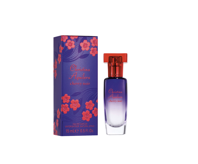 Eau de parfum

Eau de Parfum Christina Aguilera Cherry Noir, 530 Kč, drogerie dm

Christina Aguilera Cherry Noir je elegantní a intenzivní parfém pro ženy, které se nebojí být vidět. Svěží jiskra červené pivoňky a oleje z pomerančové kůry se propojuje s temně svůdnou švestkou. V srdci rozkvétá jemný třešňový květ obklopený jasmínem a gardénií, zatímco hřejivý základ z hnědého cukru, santalového dřeva a pižma dodává vůni sametovou hloubku.
