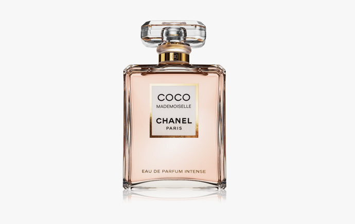 Chanel, Coco Mademoiselle Intense, parfémovaná voda pro ženy, Notino, 3582 Kč / 50 ml

Parfémovaná voda Chanel Coco Mademoiselle Intense v sobě zrcadlí další aspekt osobnosti Coco Chanel. Výrazná, jemně hřejivá, smyslná a ryze ženská vonná kompozice představuje silně návykovou vůni, které jednoduše neodoláte.
