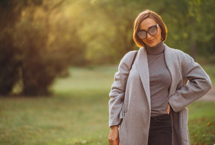 Kabáty se stávají ústředním bodem outfitu a jejich střih, materiál a barva dokáží proměnit i jednoduchý vzhled v elegantní a moderní. 
