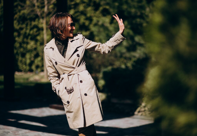 Stylisté doporučují kombinovat neutrální odstíny kabátů s výraznými doplňky, které přitáhnou pozornost a dodají outfitu šmrnc. 
