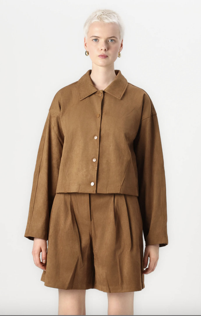 Bunda z umělého semiše, Vila, Zalando, 792 Kč
Bunda z umělého semiše, Vila, Zalando, 792 Kč