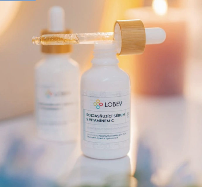 Rozjasňující sérum s vitamínem C, Lobey, 1019 Kč
