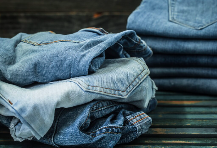 Trendy v tomto typu kalhot nabízejí jak úzké střihy, tak pohodlné volné džíny, které dokonale padnou a vypadají skvěle v kombinaci s dalšími kousky.
Trendy v tomto typu kalhot nabízejí jak úzké střihy, tak pohodlné volné džíny, které dokonale padnou a vypadají skvěle v kombinaci s dalšími kousky.