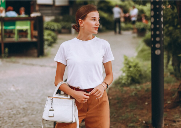 Pro ženy po pětačtyřicítce má vrstvení ještě další kouzlo. Umožňuje totiž vyjádřit zralý styl, dodat outfitu hloubku a zároveň jemně zakrýt to, co už nechceme dávat tolik na odiv.
Pro ženy po pětačtyřicítce má vrstvení ještě další kouzlo. Umožňuje totiž vyjádřit zralý styl, dodat outfitu hloubku a zároveň jemně zakrýt to, co už nechceme dávat tolik na odiv.