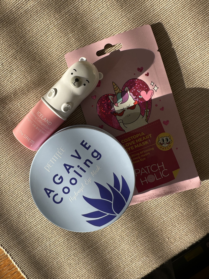 1) Oční maska Agave Cooling Petitfée & Koefl, 298 Kč 2) Hydratační tyčinka Iceland na oční okolí s ledovou vodou, The Saem, 358 Kč 3) Oční maska Costopia Love Heart, Patch Holic, 48 Kč
1) Oční maska Agave Cooling Petitfée & Koefl, 298 Kč 2) Hydratační tyčinka Iceland na oční okolí s ledovou vodou, The Saem, 358 Kč 3) Oční maska Costopia Love Heart, Patch Holic, 48 Kč