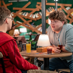 Nekonečný seriál Ulice sleduje dramatické osudy několika spřátelených rodin žijících v sousedství
