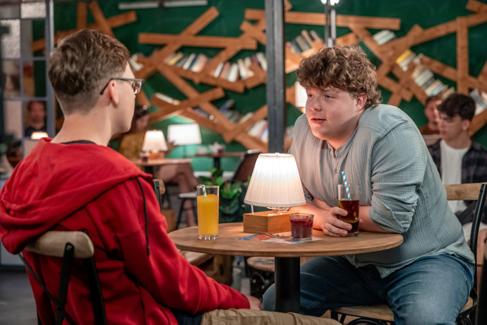 Nekonečný seriál Ulice sleduje dramatické osudy několika spřátelených rodin žijících v sousedství
