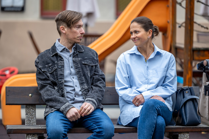 Nekonečný seriál Ulice sleduje dramatické osudy několika spřátelených rodin žijících v sousedství
