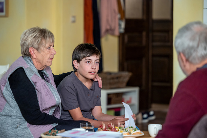 Nekonečný seriál Ulice sleduje dramatické osudy několika spřátelených rodin žijících v sousedství
