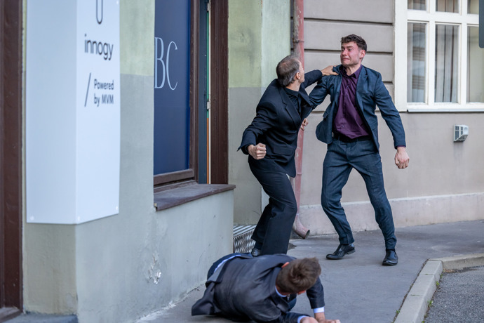 Nekonečný seriál Ulice sleduje dramatické osudy několika spřátelených rodin žijících v sousedství
