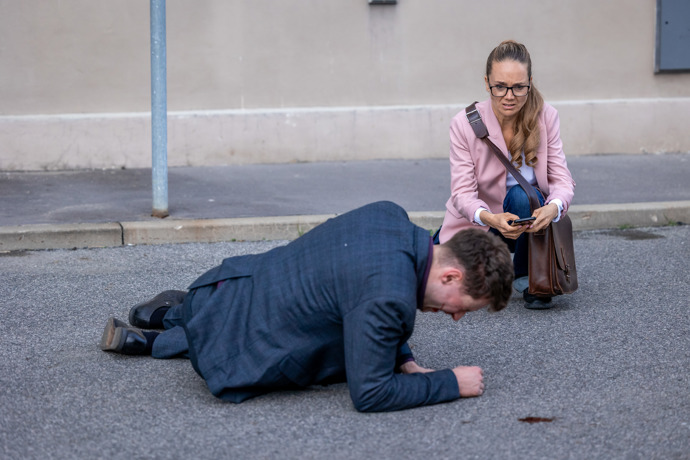 Nekonečný seriál Ulice sleduje dramatické osudy několika spřátelených rodin žijících v sousedství
