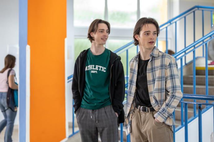 Nekonečný seriál Ulice sleduje dramatické osudy několika spřátelených rodin žijících v sousedství
