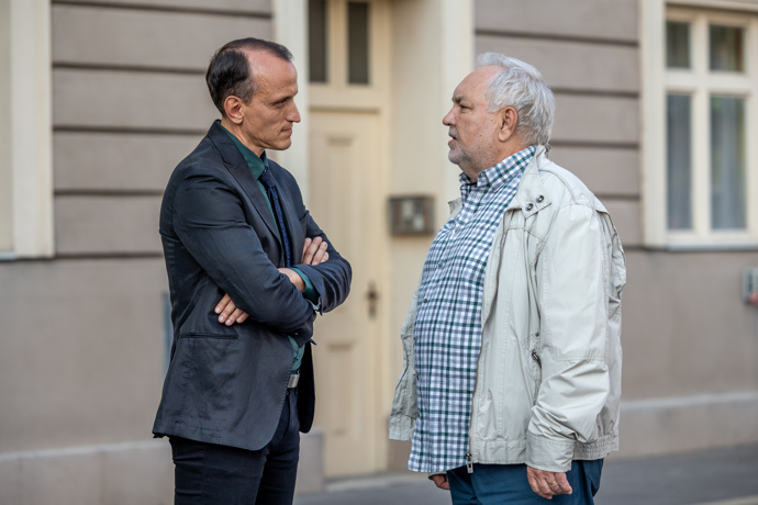 Nekonečný seriál Ulice sleduje dramatické osudy několika spřátelených rodin žijících v sousedství
