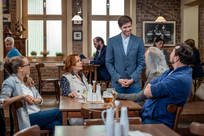 Nekonečný seriál Ulice sleduje dramatické osudy několika spřátelených rodin žijících v sousedství
