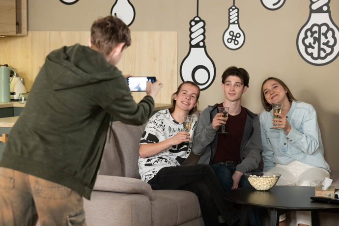 Nekonečný seriál Ulice sleduje dramatické osudy několika spřátelených rodin žijících v sousedství
Nekonečný seriál Ulice sleduje dramatické osudy několika spřátelených rodin žijících v sousedství