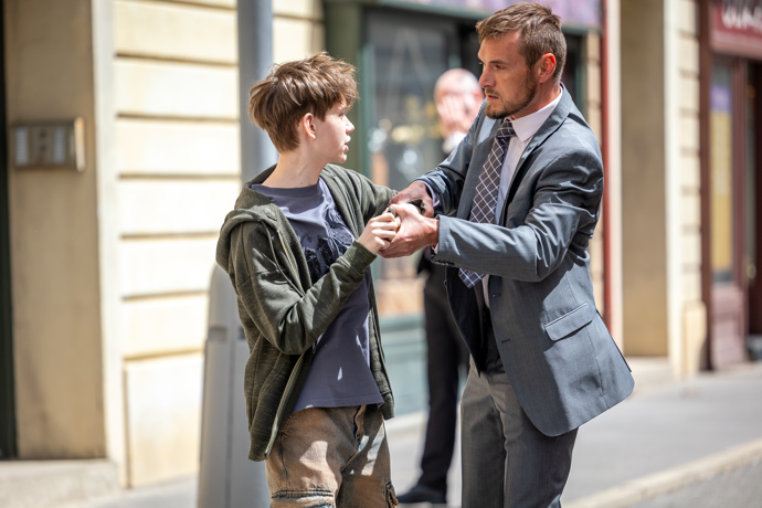 Nekonečný seriál Ulice sleduje dramatické osudy několika spřátelených rodin žijících v sousedství
Nekonečný seriál Ulice sleduje dramatické osudy několika spřátelených rodin žijících v sousedství