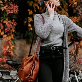 Hobo tašky jsou ideální na volný čas. Díky měkkému materiálu se skvěle přizpůsobí postavě a tak s nimi můžete klidně vyrazit i na kolo. 

